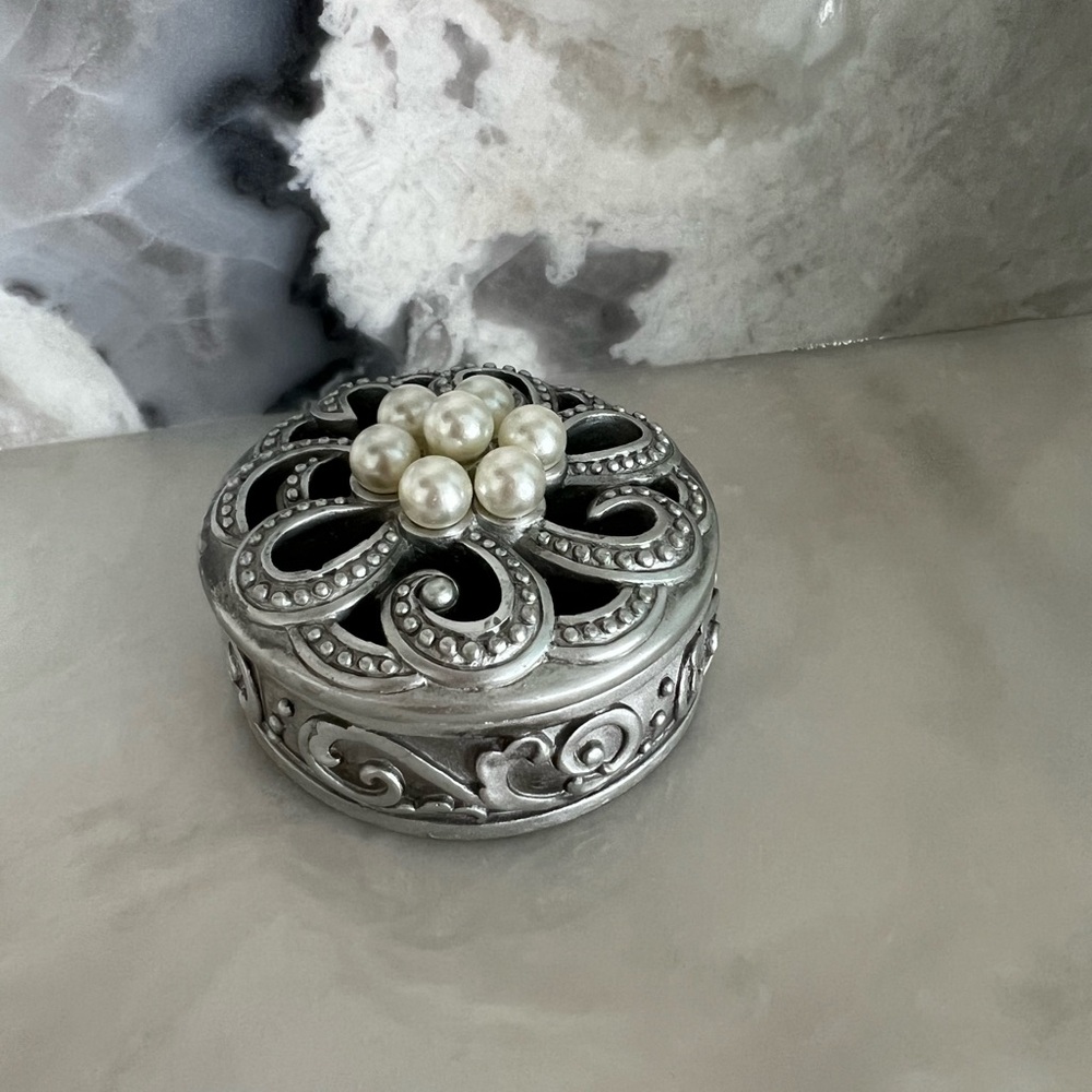 Elegant Silver Jewelry Box with Pearl Accent